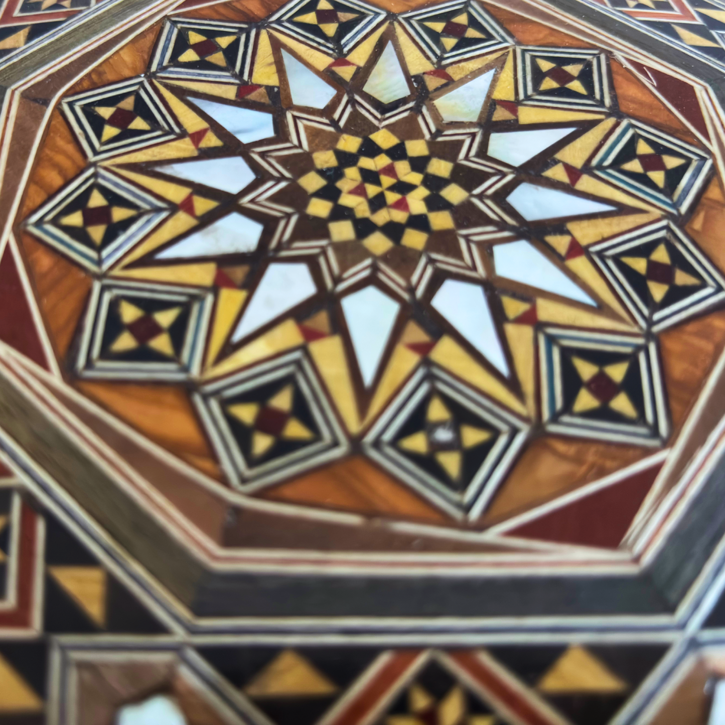 Élégante boîte octogonale en mosaïque damascène – Bois artisanal avec incrustation de nacre