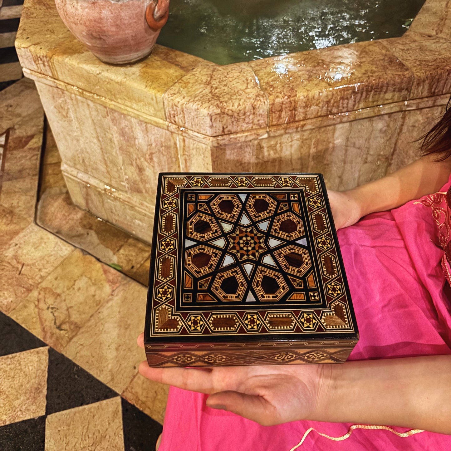 Handgefertigte Damaszener Mosaikbox von Meister Gaby Al Dayeh – Perlmutt & Samt Eleganz