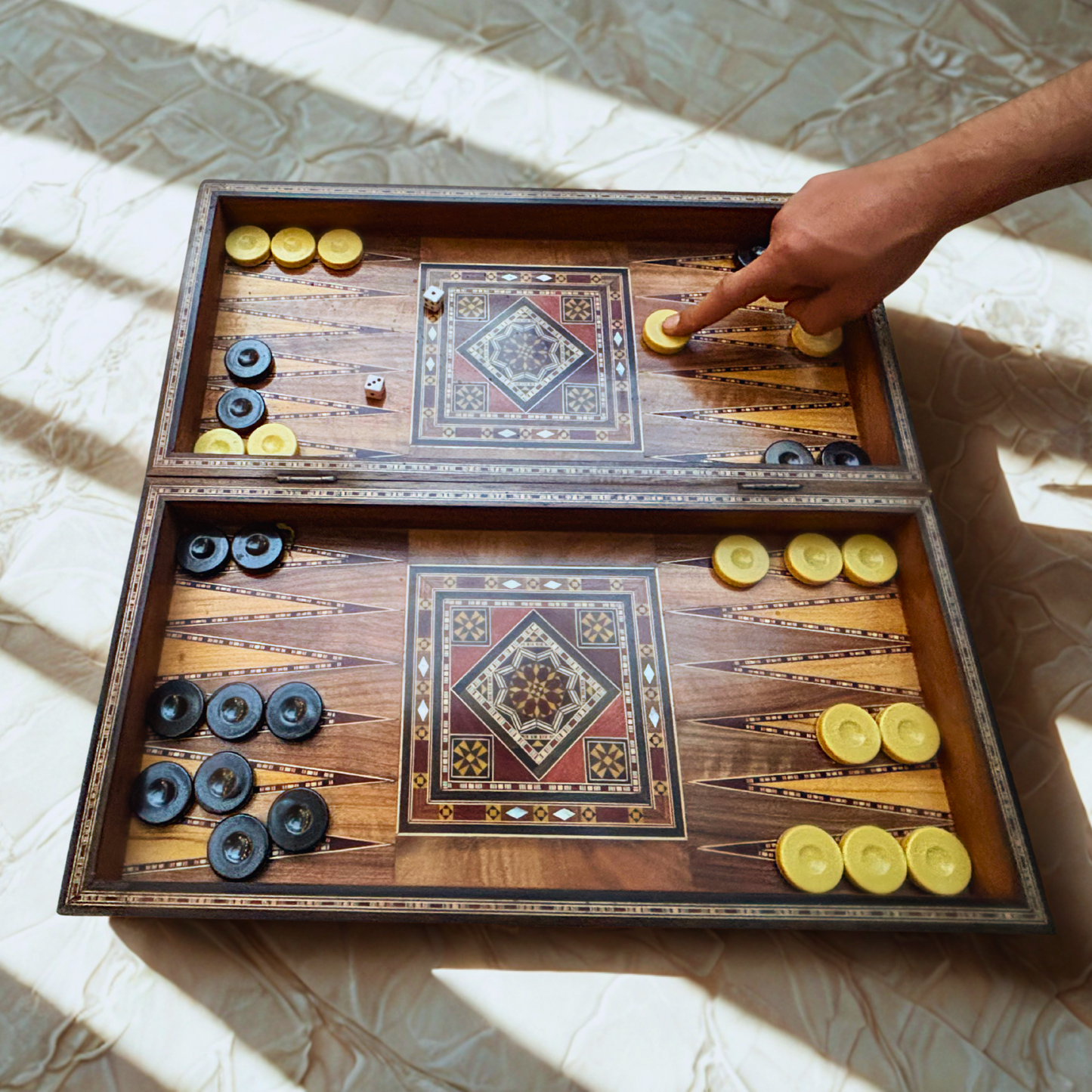 Handgefertigter Damascener Backgammon- & Schach-Tisch von Gaby Al Dayeh – Meisterwerk mit Perlmuttintarsien