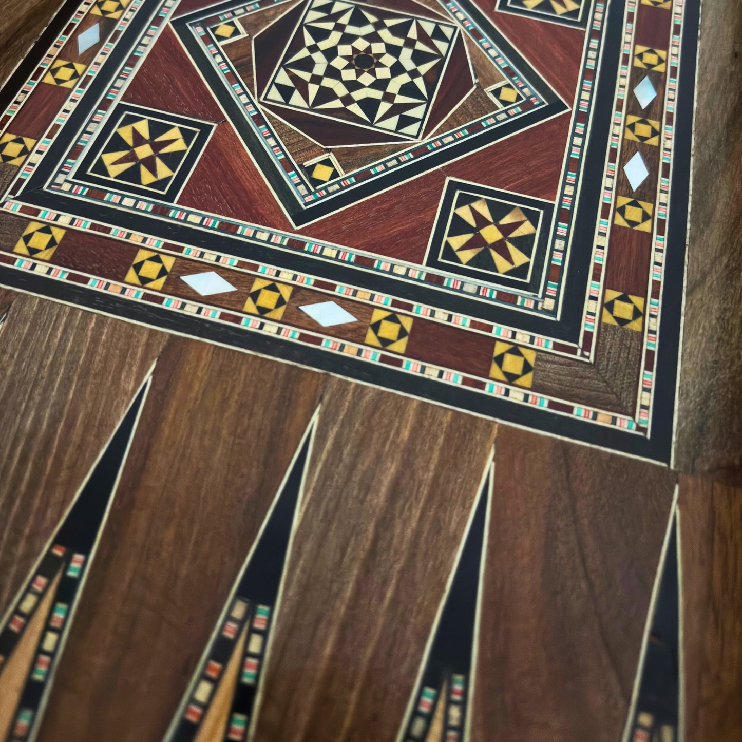 Handgefertigter Damascener Backgammon- & Schach-Tisch von Gaby Al Dayeh – Meisterwerk mit Perlmuttintarsien