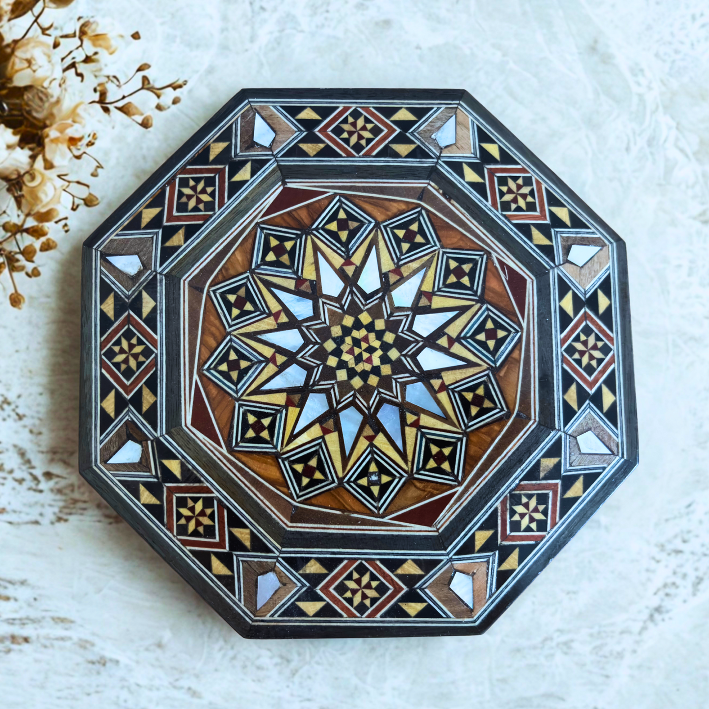 Élégante boîte octogonale en mosaïque damascène – Bois artisanal avec incrustation de nacre
