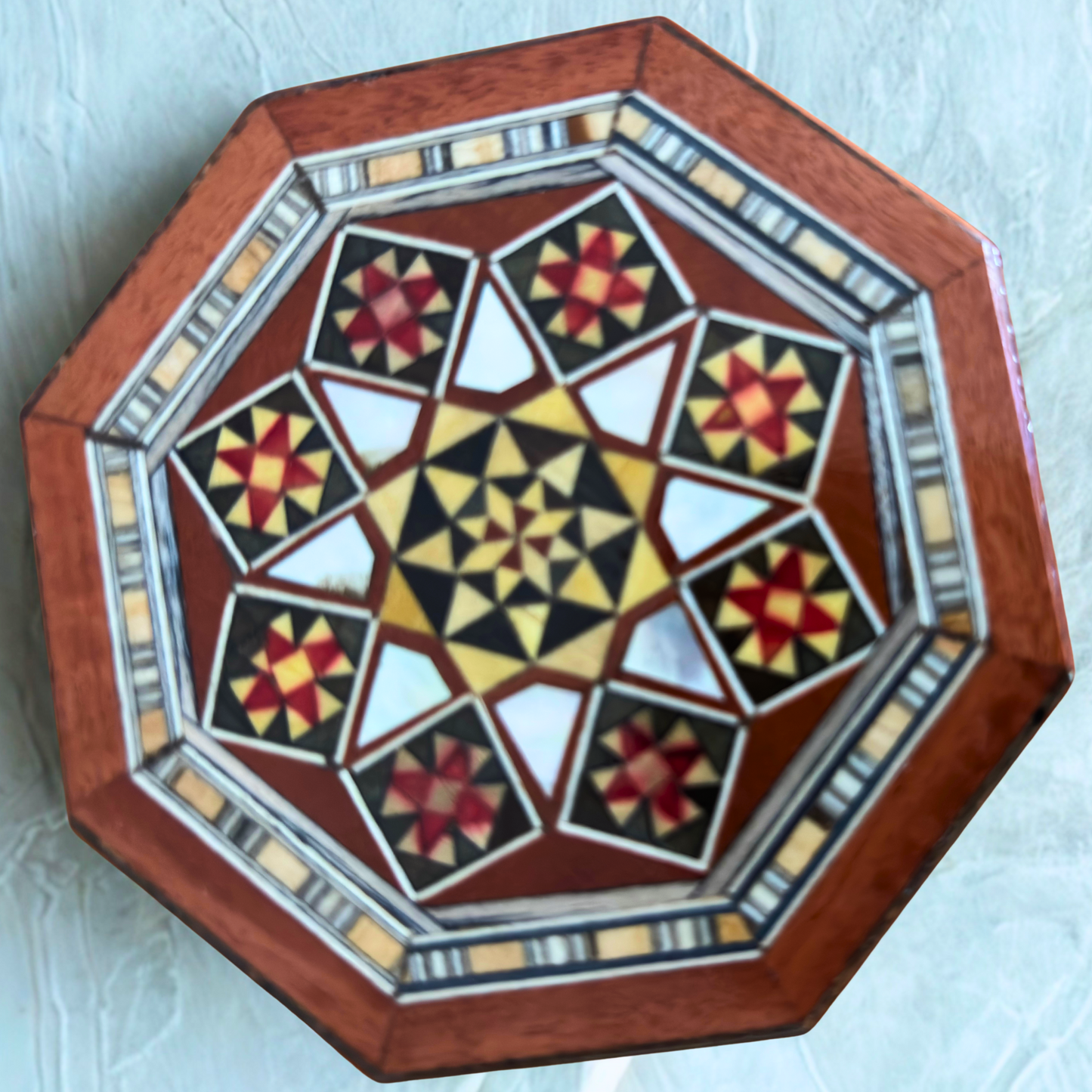 Achteckige damaszener Schmuck-Mosaikbox – handgefertigtes Holz mit Perlmutt-Einlegearbeit in warmem rustikalem Terrakotta
