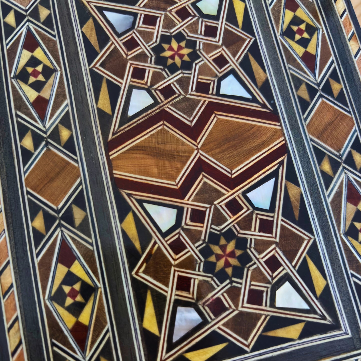 Damaszener Mosaik-Handtasche mit Perlmutt – Handgefertigte Orientalische Eleganz