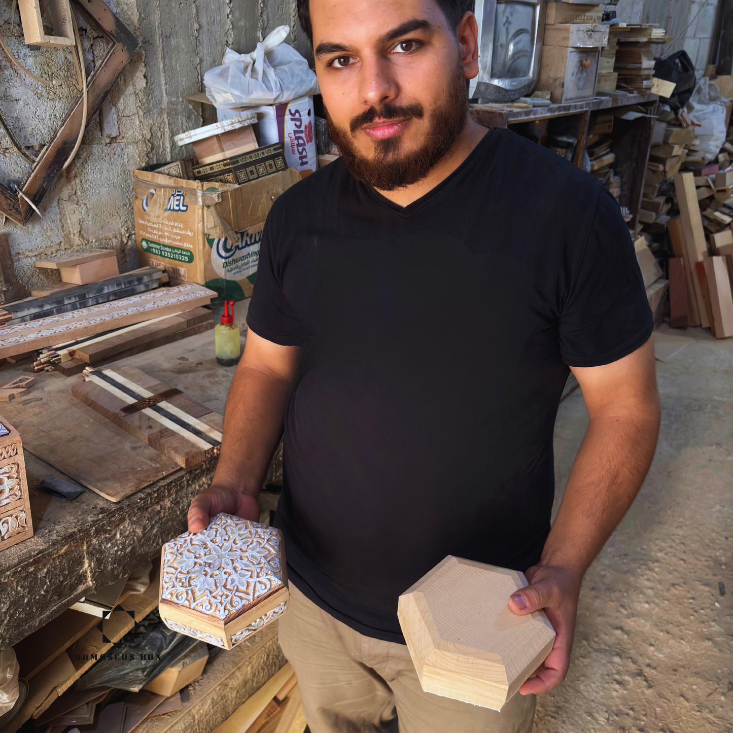 Handgeschnitzte Buchenholzbox mit Perlmutt & Samtfutter – Zeitloses Orientalisches Design