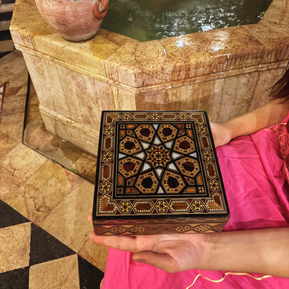 Handgefertigte Damaszener Mosaikbox von Meister Gaby Al Dayeh – Perlmutt & Samt Eleganz