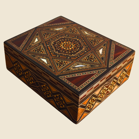 Damaszener Mosaikbox von Meister Gaby Al Dayeh – Perlmutt & Samt Innenausstattung