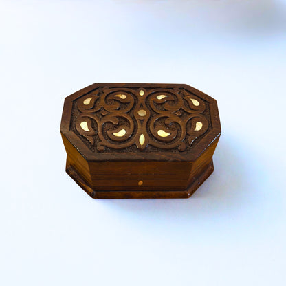 El Oyması Kayın Ahşap Kutu – Ceviz Rengi ve Sedef İşlemeli