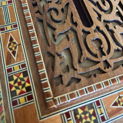 Caixa de Lenços Damasquina em Madeira Entalhada – Interior de Veludo Vermelho