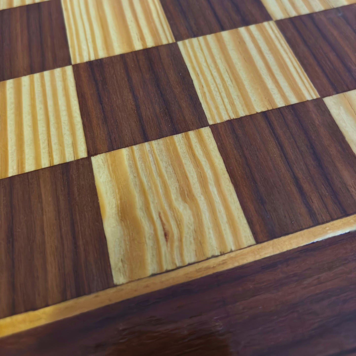 Mesa Damasquina de Xadrez e Backgammon Feita à Mão por Gaby Al Dayeh – Design Clássico com Madrepérola