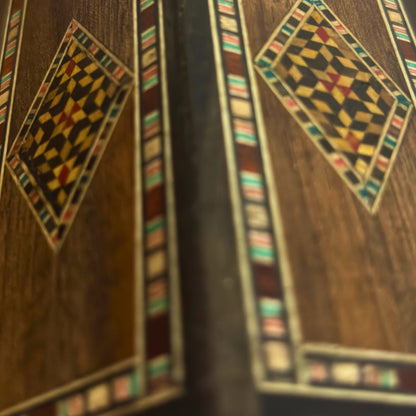 Damaskus Mosaik Holz Stiftehalter von Gaby Al Dayeh – Naturhölzer & Handgefertigte Eleganz