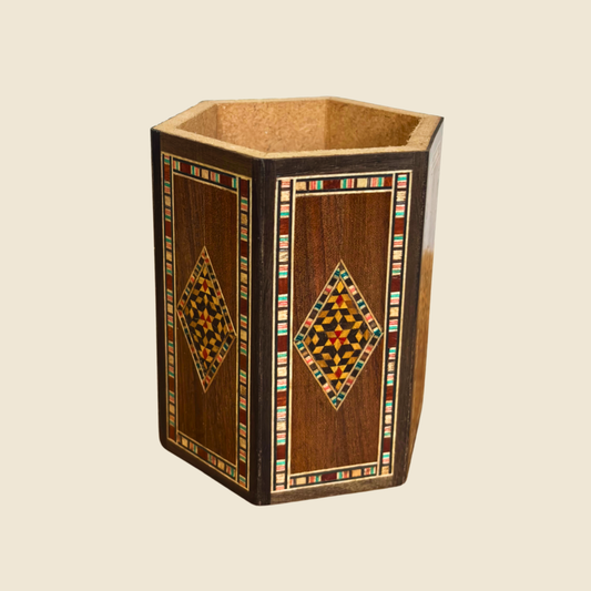 Damaskus Mosaik Holz Stiftehalter von Gaby Al Dayeh – Naturhölzer & Handgefertigte Eleganz