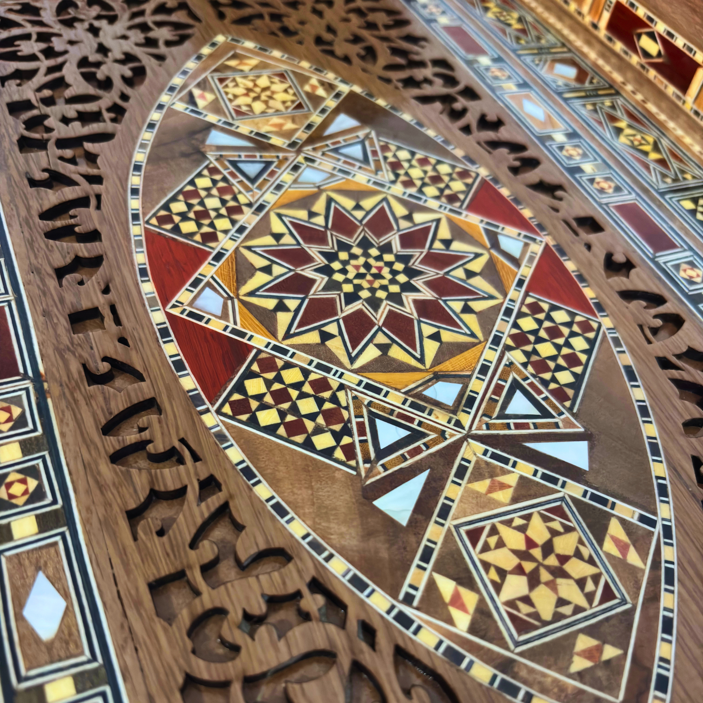 Plateau Damasquiné en Bois – Incrustation de Nacre & Tons Naturels du Bois