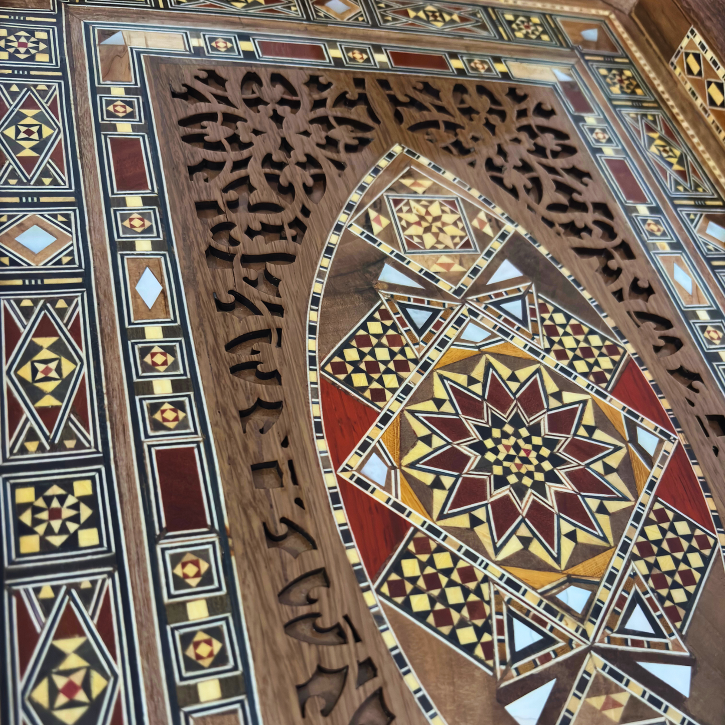 Plateau Damasquiné en Bois – Incrustation de Nacre & Tons Naturels du Bois