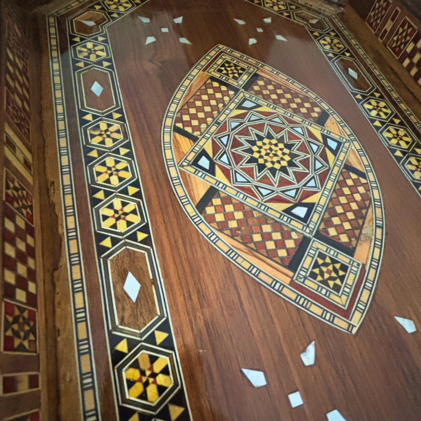 Damaskus Mosaik Holztablett – Perlmutt Intarsie & Edle Walnussoptik