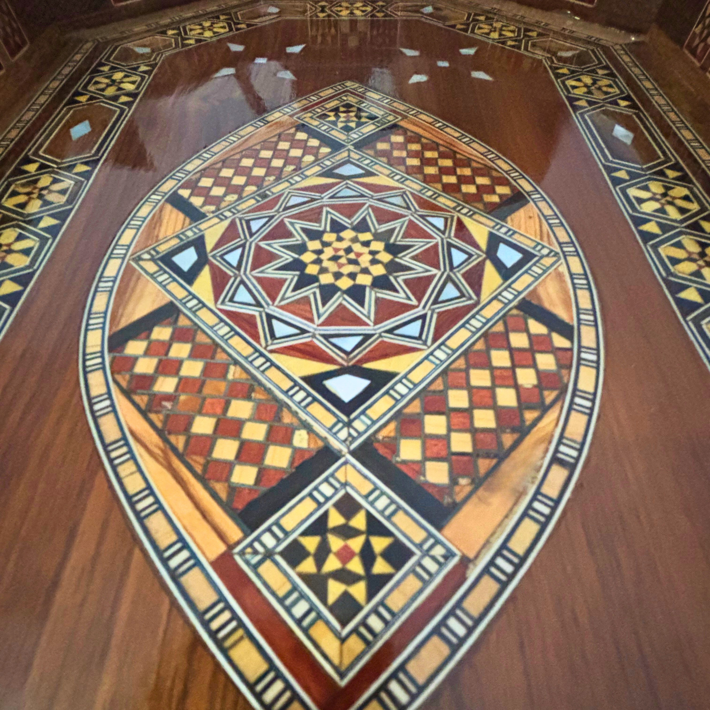 Damaskus Mosaik Holztablett – Perlmutt Intarsie & Edle Walnussoptik