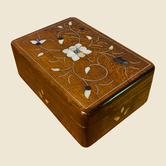 Handgefertigte Luxusbox aus Damaskus – Perlmutt & Samteleganz