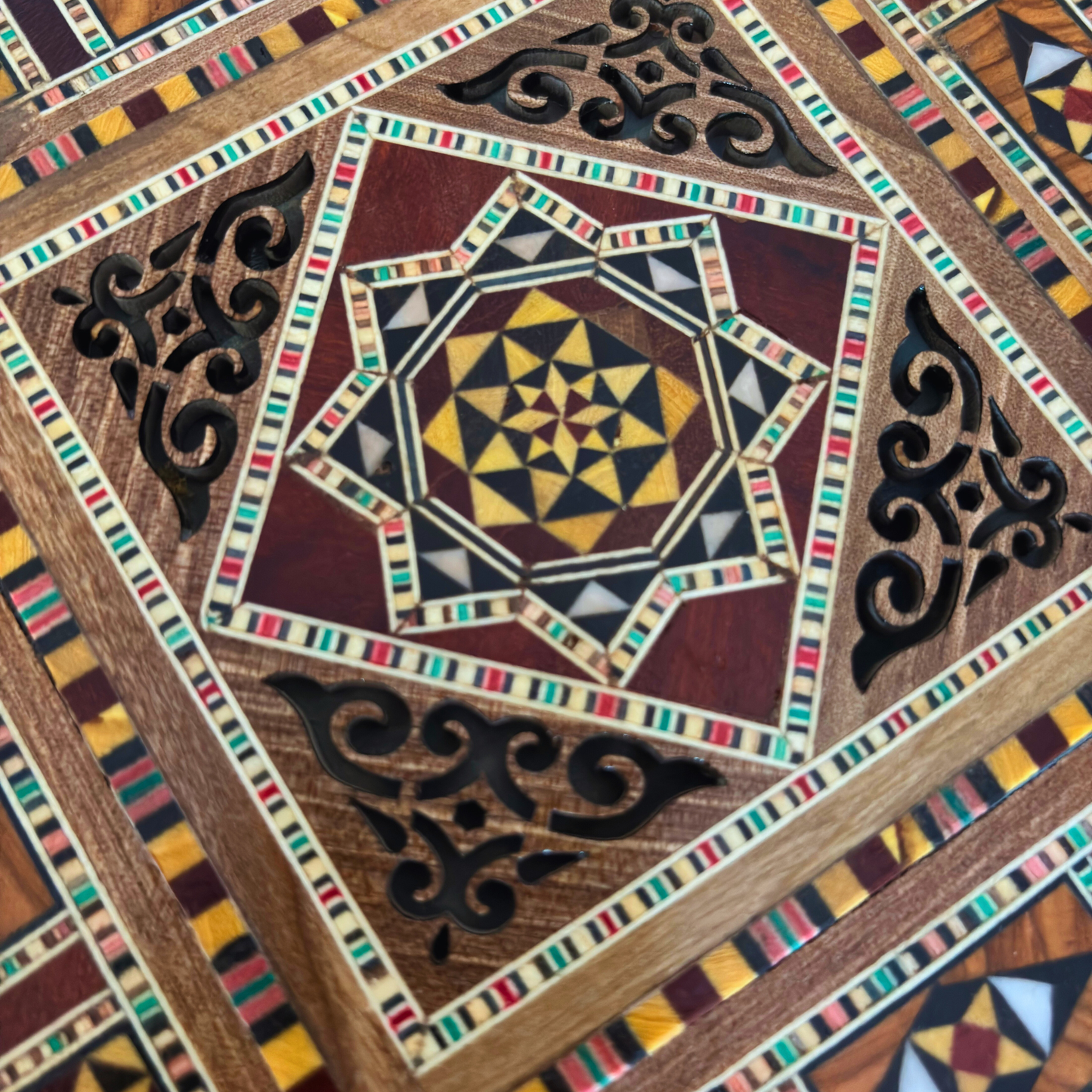 Scatola Damascena – Arte Artigianale per Gioielli e Ricordi