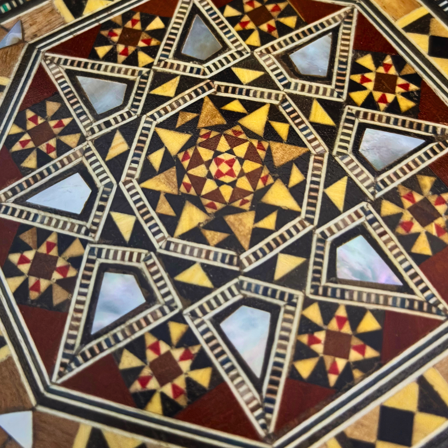 Handgefertigte Mosaik-Schatulle aus Damaskus – Perlmutt & Samt