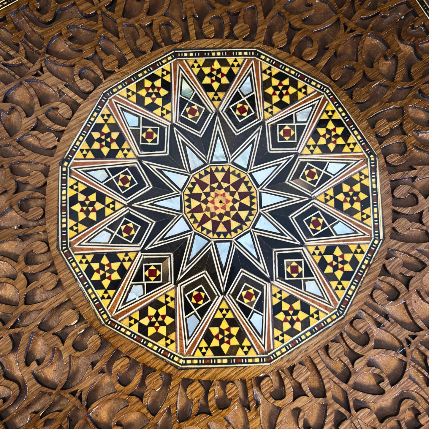 Luxuriöses Mosaik-Serviertablett aus Damaskus – Perlmutt & Handgeschnitzte Details