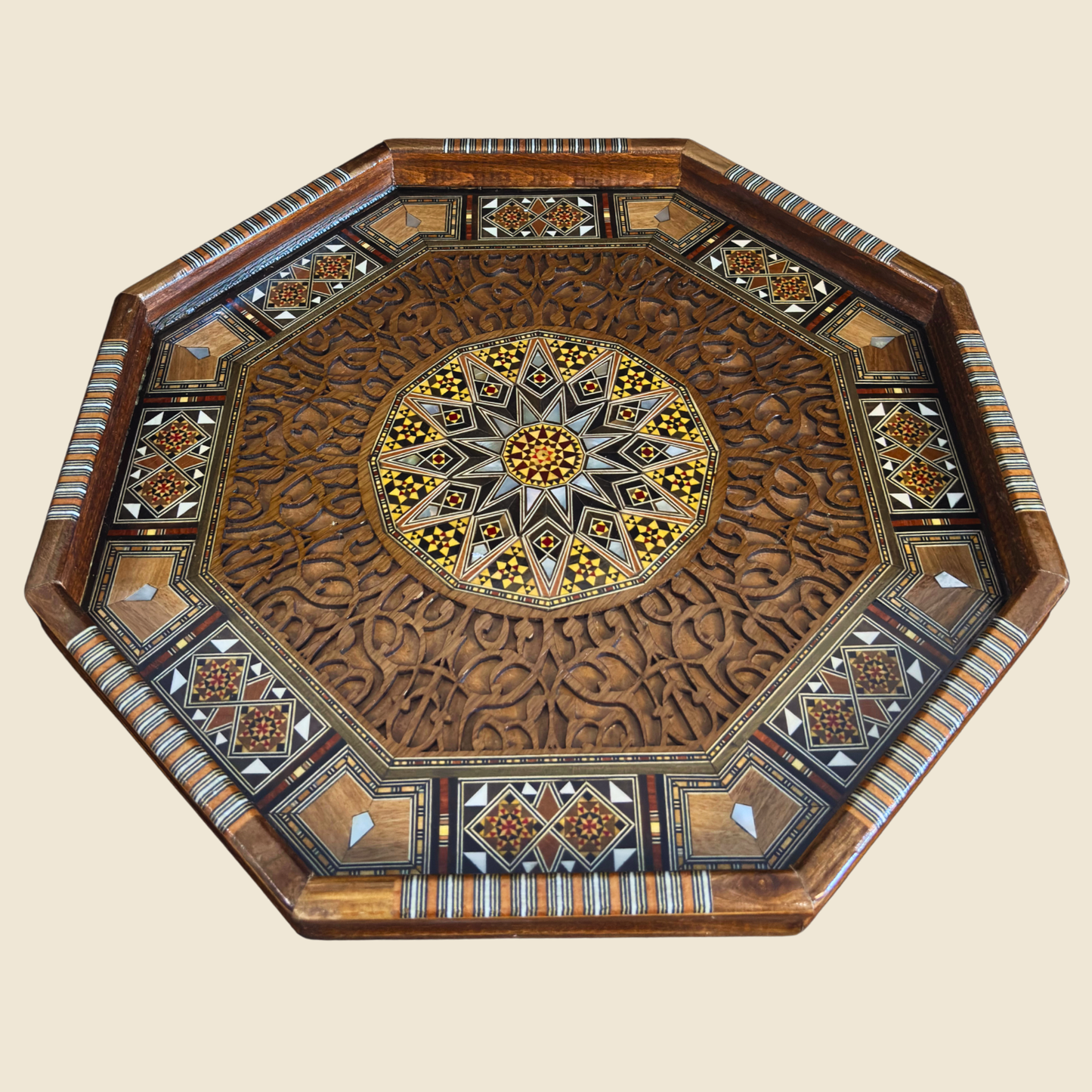 Luxuriöses Mosaik-Serviertablett aus Damaskus – Perlmutt & Handgeschnitzte Details