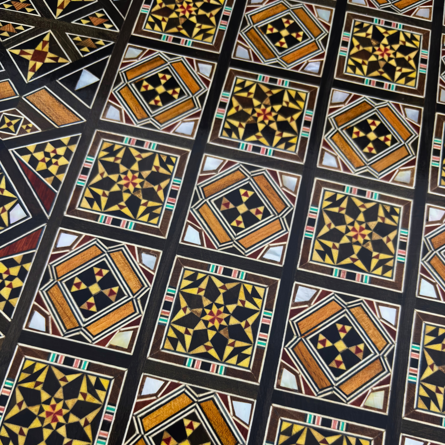 Luxuriöses Schach- & Backgammon-Set aus Damaskus – Mosaikkunst & Perlmutt