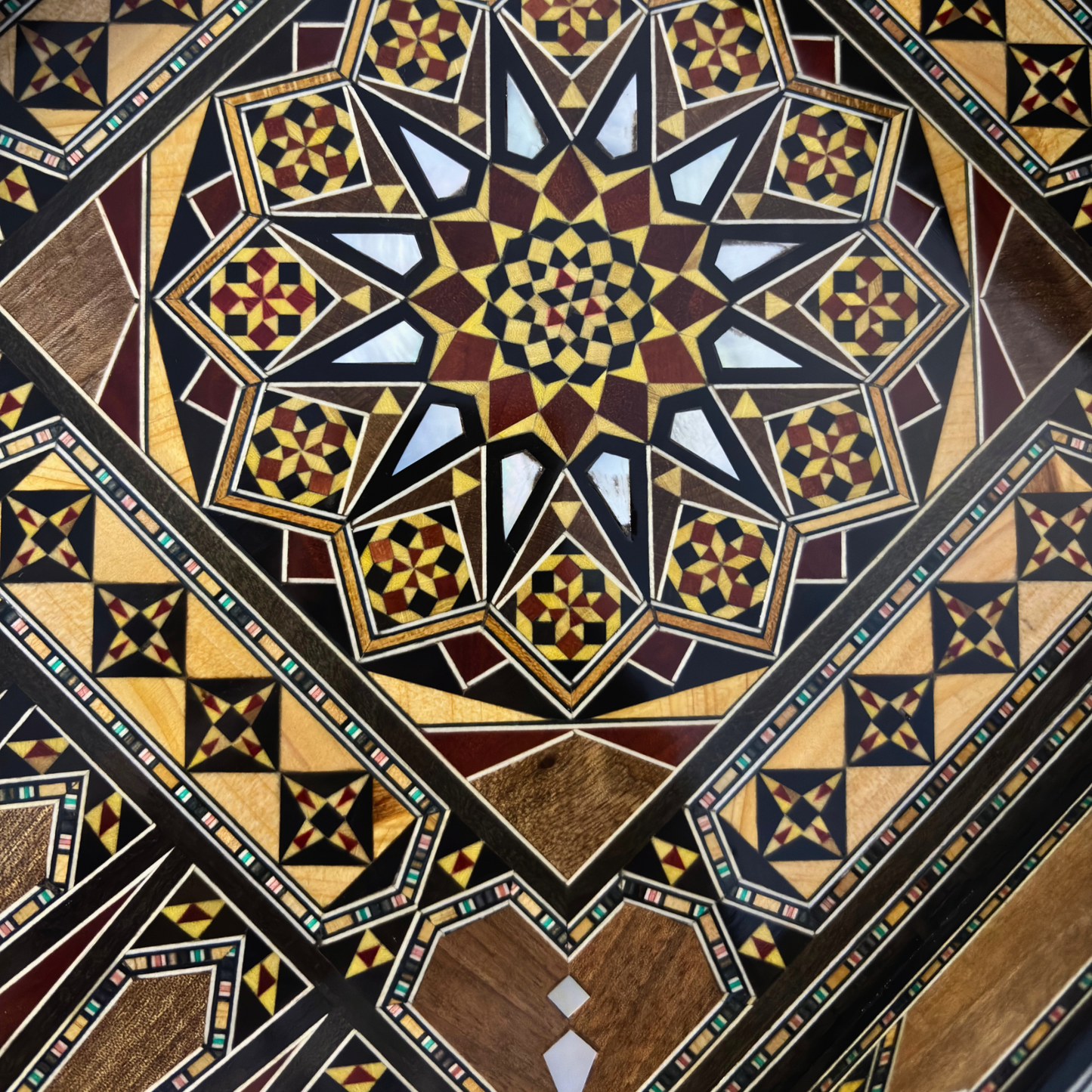 Luxuriöses Schach- & Backgammon-Set aus Damaskus – Mosaikkunst & Perlmutt