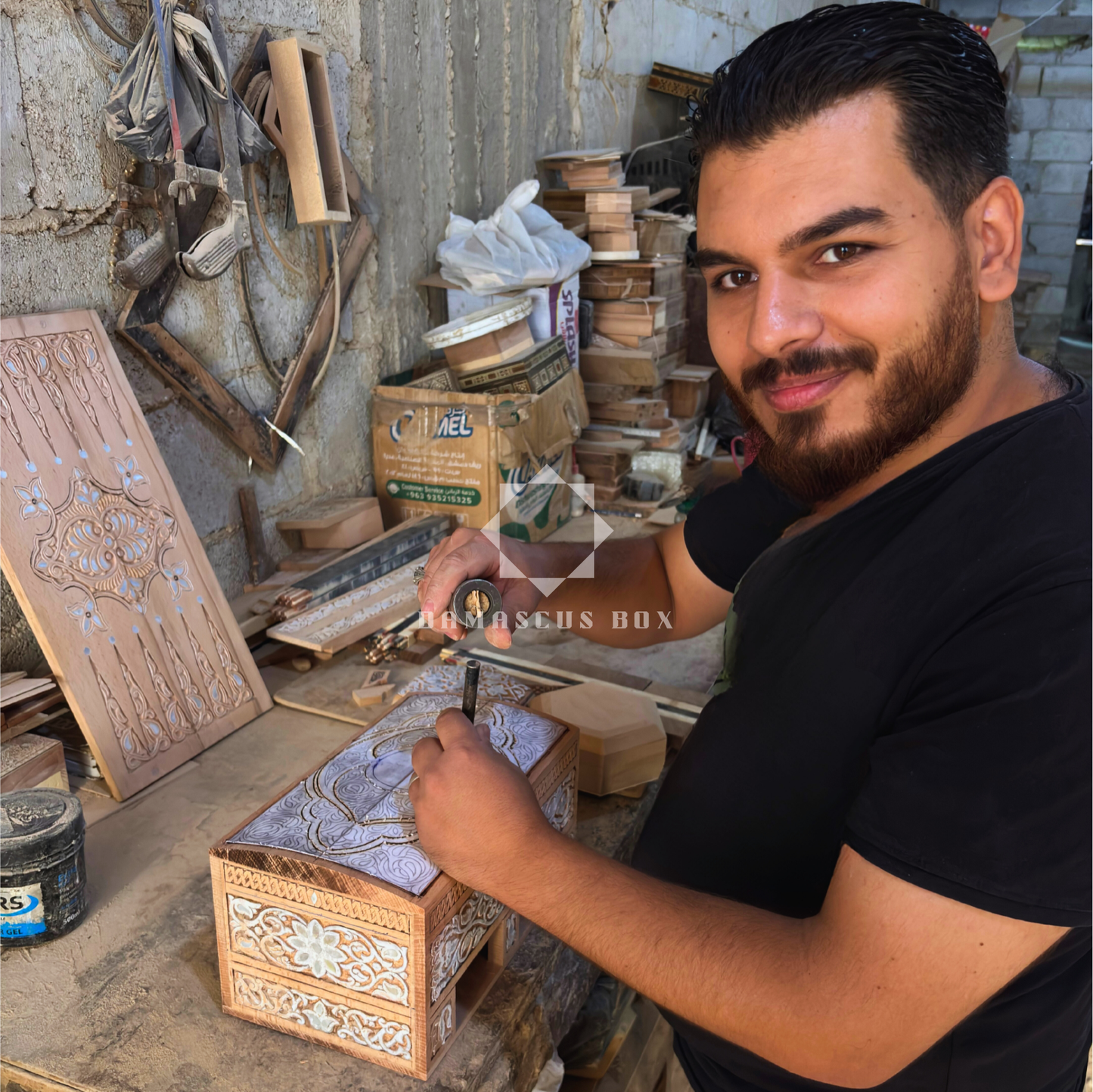 Plateau Damasquiné en Bois – Incrustation de Nacre & Tons Naturels du Bois