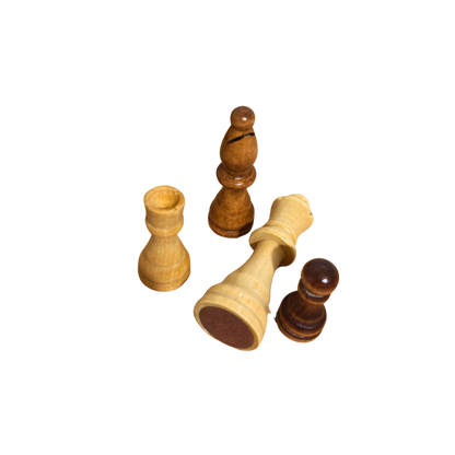 Handgefertigtes Set aus Holzschachfiguren – Zeitlose Handwerkskunst
