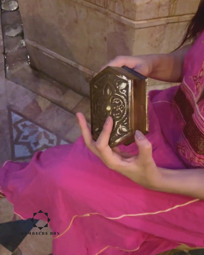 Handgeschnitzte Buchenholzbox mit Perlmutt & Samtfutter – Zeitloses Orientalisches Design