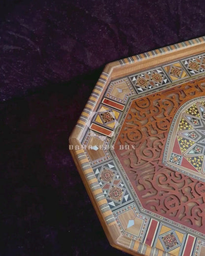 Luxuriöses Mosaik-Serviertablett aus Damaskus – Perlmutt & Handgeschnitzte Details