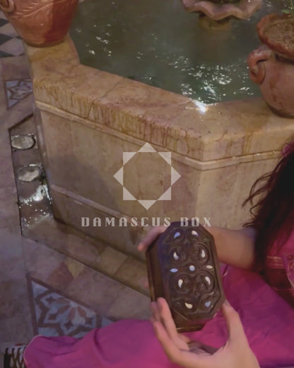 Handgeschnitzte Buchenholzbox mit Perlmuttintarsien – Elegante Walnussoptik