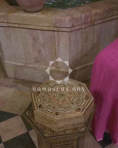 Damaskus Mosaik Box – Edle Holzarbeit mit bordeauxrotem Samt innen