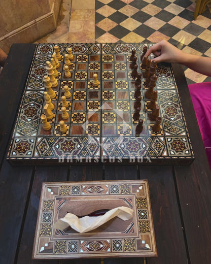Mesa de Backgammon e Xadrez Damasquina Feita à Mão por Gaby Al Dayeh – Obra-Prima com Madrepérola