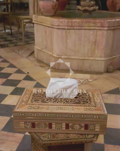 Caixa de Lenços Damasquina em Madeira Entalhada – Interior de Veludo Vermelho